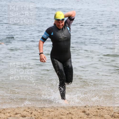 15.06.2025 - 27. Vierlanden-Triathlon Lena Gebhardt http://msf.ph/oto/8034528 15.06.2025 11:20:03 Schwimmen 806, 889, 930, 932, 940, 964, 976 meine-sportfotos.de
