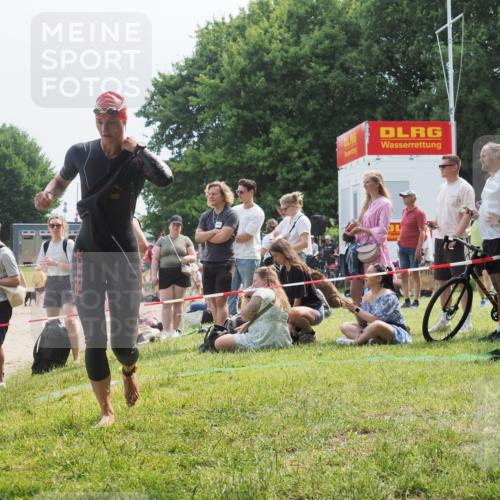 15.06.2025 - 27. Vierlanden-Triathlon KatJ http://msf.ph/oto/8034531 15.06.2025 11:18:35 Schwimmen 909, 912, 970 meine-sportfotos.de