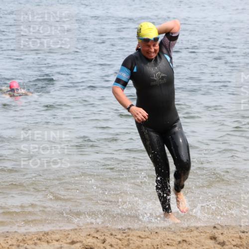 15.06.2025 - 27. Vierlanden-Triathlon Lena Gebhardt http://msf.ph/oto/8034532 15.06.2025 11:20:03 Schwimmen 806, 889, 930, 932, 940, 964, 976 meine-sportfotos.de