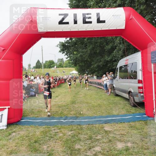 21.06.2025 - 27. Vierlanden-Triathlon MichiJ http://msf.ph/oto/8034534 15.06.2026 12:58:29 Ziel 3, 11, 1034, 1035, 1036, 1037 meine-sportfotos.de