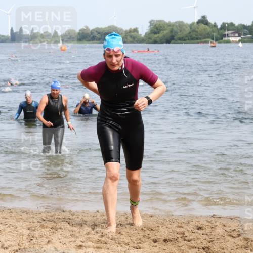15.06.2025 - 27. Vierlanden-Triathlon Lena Gebhardt http://msf.ph/oto/8034535 15.06.2025 11:20:04 Schwimmen 806, 889, 930, 932, 940, 964, 976 meine-sportfotos.de