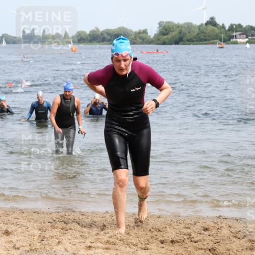 15.06.2025 - 27. Vierlanden-Triathlon Lena Gebhardt http://msf.ph/oto/8034539 15.06.2025 11:20:04 Schwimmen 806, 889, 930, 932, 940, 964, 976 meine-sportfotos.de