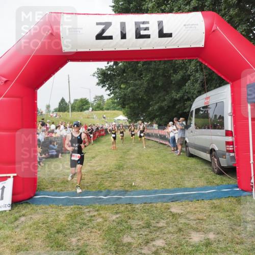 21.06.2025 - 27. Vierlanden-Triathlon MichiJ http://msf.ph/oto/8034540 15.06.2026 12:58:29 Ziel 3, 11, 1034, 1035, 1036, 1037 meine-sportfotos.de