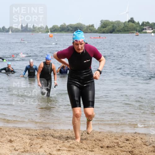 15.06.2025 - 27. Vierlanden-Triathlon Lena Gebhardt http://msf.ph/oto/8034545 15.06.2025 11:20:04 Schwimmen 806, 889, 930, 932, 940, 964, 976 meine-sportfotos.de