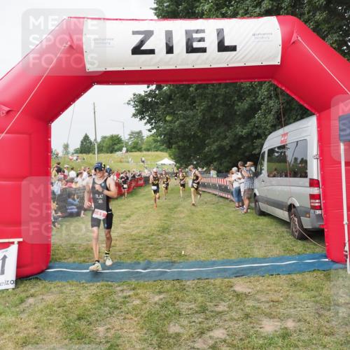 21.06.2025 - 27. Vierlanden-Triathlon MichiJ http://msf.ph/oto/8034547 15.06.2026 12:58:29 Ziel 3, 11, 1034, 1035, 1036, 1037 meine-sportfotos.de