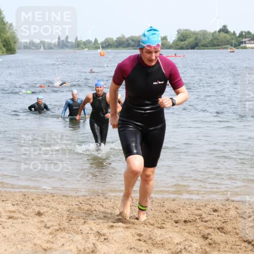 15.06.2025 - 27. Vierlanden-Triathlon Lena Gebhardt http://msf.ph/oto/8034551 15.06.2025 11:20:04 Schwimmen 806, 889, 930, 932, 940, 964, 976 meine-sportfotos.de
