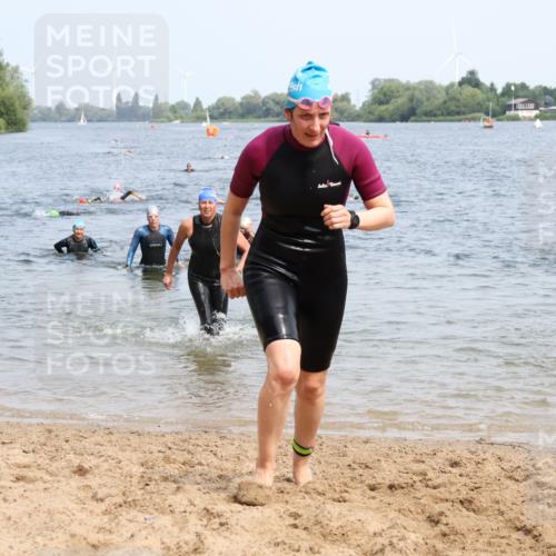 15.06.2025 - 27. Vierlanden-Triathlon Lena Gebhardt http://msf.ph/oto/8034558 15.06.2025 11:20:04 Schwimmen 806, 889, 930, 932, 940, 964, 976 meine-sportfotos.de