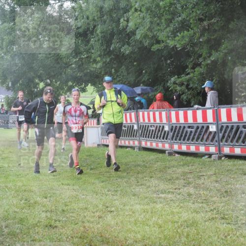 21.06.2025 - 27. Vierlanden-Triathlon KatJ http://msf.ph/oto/8034561 15.06.2025 13:49:14 Ziel 231, 924, 1162 meine-sportfotos.de