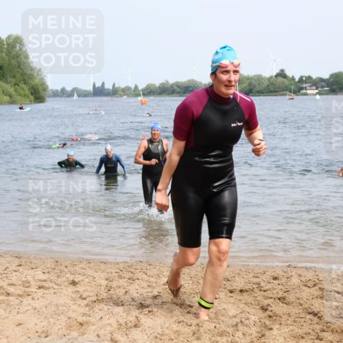 15.06.2025 - 27. Vierlanden-Triathlon Lena Gebhardt http://msf.ph/oto/8034563 15.06.2025 11:20:05 Schwimmen 806, 889, 930, 932, 940, 964, 976 meine-sportfotos.de