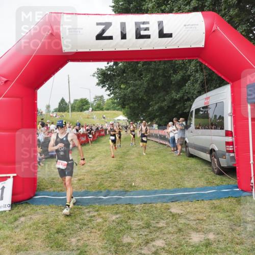 21.06.2025 - 27. Vierlanden-Triathlon MichiJ http://msf.ph/oto/8034564 15.06.2026 12:58:29 Ziel 3, 11, 1034, 1035, 1036, 1037 meine-sportfotos.de