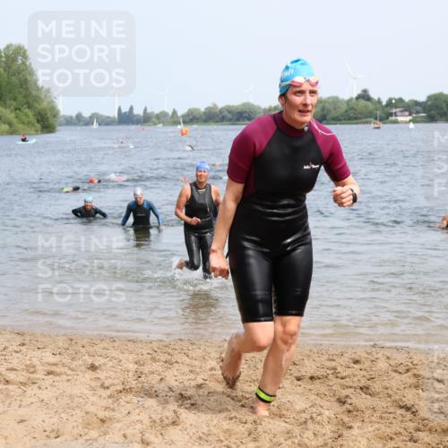 15.06.2025 - 27. Vierlanden-Triathlon Lena Gebhardt http://msf.ph/oto/8034566 15.06.2025 11:20:05 Schwimmen 806, 889, 930, 932, 940, 964, 976 meine-sportfotos.de