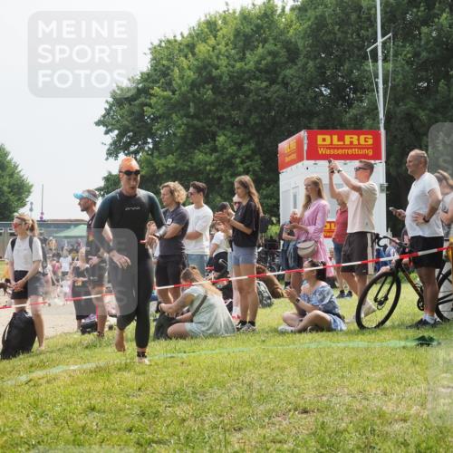 15.06.2025 - 27. Vierlanden-Triathlon KatJ http://msf.ph/oto/8034569 15.06.2025 11:18:42 Schwimmen 909, 912, 925, 939 meine-sportfotos.de
