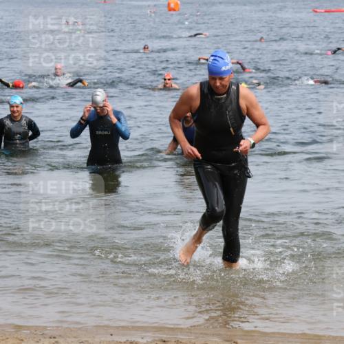 15.06.2025 - 27. Vierlanden-Triathlon Lena Gebhardt http://msf.ph/oto/8034570 15.06.2025 11:20:06 Schwimmen 806, 889, 930, 932, 940, 964, 976 meine-sportfotos.de