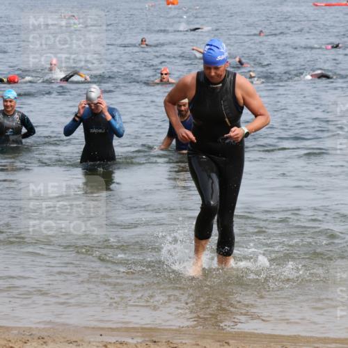 15.06.2025 - 27. Vierlanden-Triathlon Lena Gebhardt http://msf.ph/oto/8034574 15.06.2025 11:20:06 Schwimmen 806, 889, 930, 932, 940, 964, 976 meine-sportfotos.de