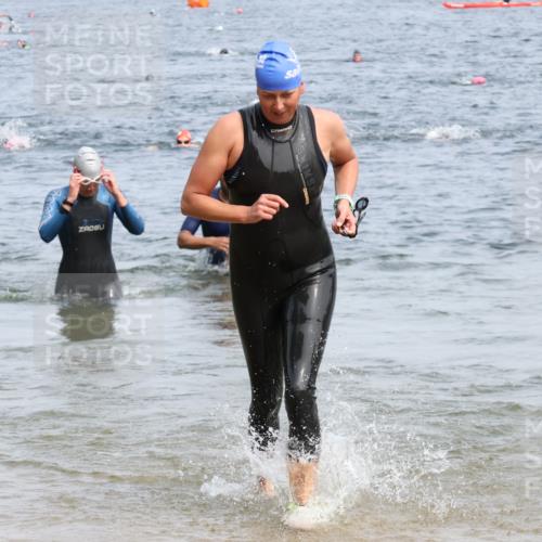 15.06.2025 - 27. Vierlanden-Triathlon Lena Gebhardt http://msf.ph/oto/8034578 15.06.2025 11:20:07 Schwimmen 806, 889, 930, 932, 940, 964, 976 meine-sportfotos.de