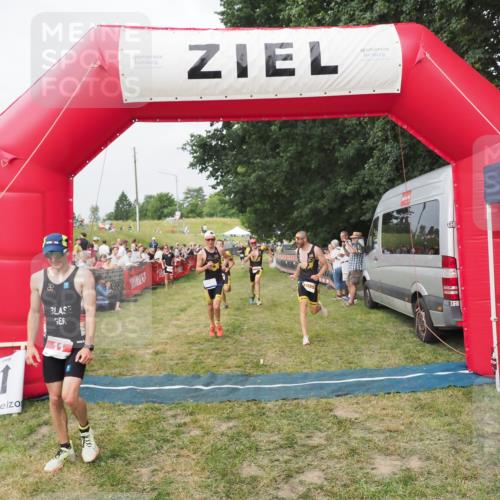 21.06.2025 - 27. Vierlanden-Triathlon MichiJ http://msf.ph/oto/8034580 15.06.2026 12:58:30 Ziel 3, 11, 1034, 1035, 1036, 1037 meine-sportfotos.de