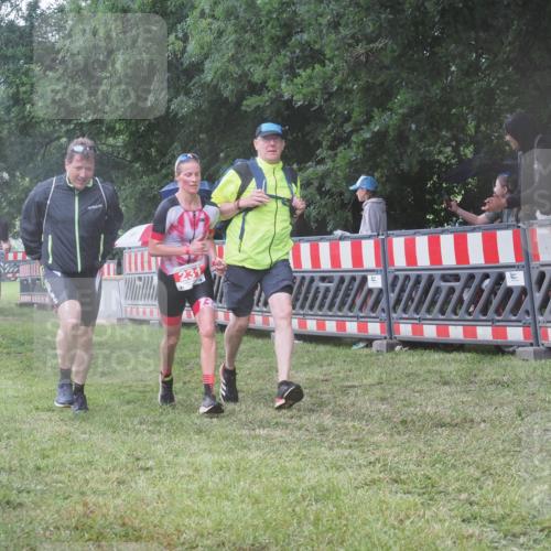 21.06.2025 - 27. Vierlanden-Triathlon KatJ http://msf.ph/oto/8034582 15.06.2025 13:49:15 Ziel 142, 231, 924, 1162 meine-sportfotos.de