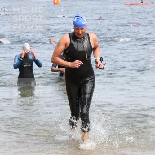 15.06.2025 - 27. Vierlanden-Triathlon Lena Gebhardt http://msf.ph/oto/8034583 15.06.2025 11:20:07 Schwimmen 806, 889, 930, 932, 940, 964, 976 meine-sportfotos.de