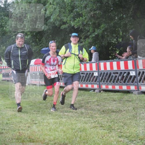 21.06.2025 - 27. Vierlanden-Triathlon KatJ http://msf.ph/oto/8034585 15.06.2025 13:49:15 Ziel 142, 231, 924, 1162 meine-sportfotos.de