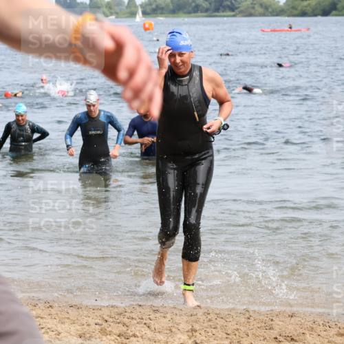 15.06.2025 - 27. Vierlanden-Triathlon Lena Gebhardt http://msf.ph/oto/8034591 15.06.2025 11:20:08 Schwimmen 806, 889, 930, 932, 940, 964, 976 meine-sportfotos.de