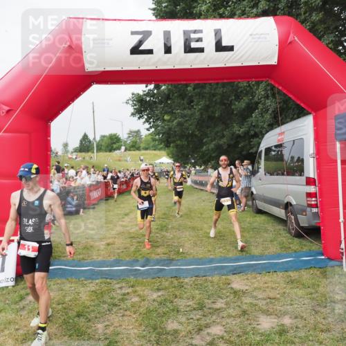 21.06.2025 - 27. Vierlanden-Triathlon MichiJ http://msf.ph/oto/8034592 15.06.2026 12:58:31 Ziel 3, 11, 1034, 1035, 1036, 1037 meine-sportfotos.de