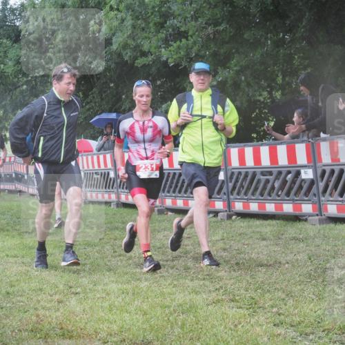21.06.2025 - 27. Vierlanden-Triathlon KatJ http://msf.ph/oto/8034595 15.06.2025 13:49:16 Ziel 142, 231, 924, 1162 meine-sportfotos.de