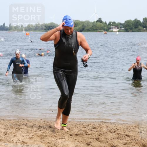 15.06.2025 - 27. Vierlanden-Triathlon Lena Gebhardt http://msf.ph/oto/8034601 15.06.2025 11:20:09 Schwimmen 806, 880, 889, 930, 932, 940, 964, 976 meine-sportfotos.de