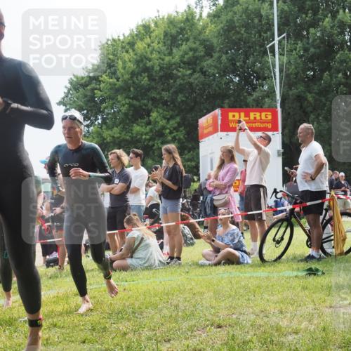 15.06.2025 - 27. Vierlanden-Triathlon KatJ http://msf.ph/oto/8034602 15.06.2025 11:18:44 Schwimmen 885, 909, 925, 939 meine-sportfotos.de