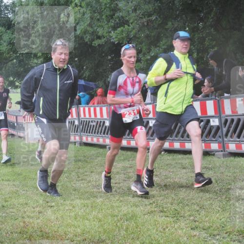 21.06.2025 - 27. Vierlanden-Triathlon KatJ http://msf.ph/oto/8034603 15.06.2025 13:49:16 Ziel 142, 231, 924, 1162 meine-sportfotos.de