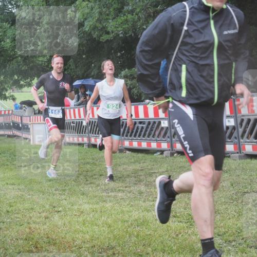 21.06.2025 - 27. Vierlanden-Triathlon KatJ http://msf.ph/oto/8034605 15.06.2025 13:49:17 Ziel 142, 231, 924, 1158, 1162 meine-sportfotos.de