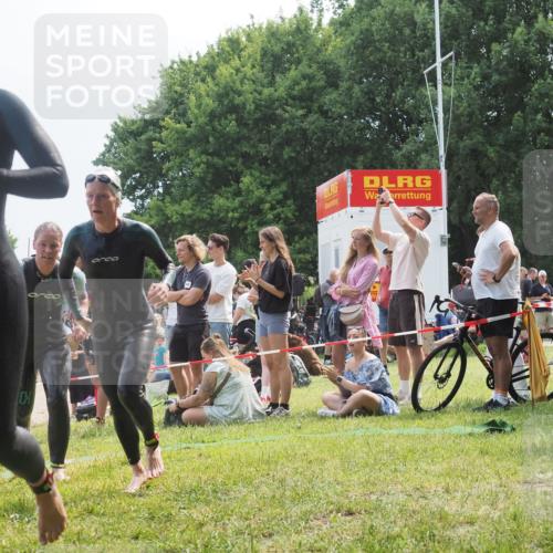 15.06.2025 - 27. Vierlanden-Triathlon KatJ http://msf.ph/oto/8034606 15.06.2025 11:18:45 Schwimmen 885, 909, 925, 939 meine-sportfotos.de