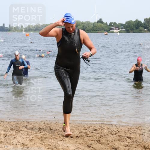 15.06.2025 - 27. Vierlanden-Triathlon Lena Gebhardt http://msf.ph/oto/8034607 15.06.2025 11:20:09 Schwimmen 806, 880, 889, 930, 932, 940, 964, 976 meine-sportfotos.de