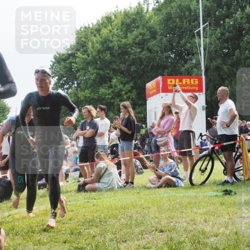 15.06.2025 - 27. Vierlanden-Triathlon KatJ http://msf.ph/oto/8034610 15.06.2025 11:18:45 Schwimmen 885, 909, 925, 939 meine-sportfotos.de