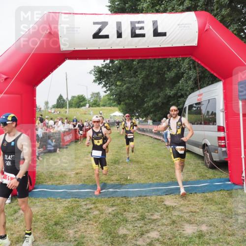 21.06.2025 - 27. Vierlanden-Triathlon MichiJ http://msf.ph/oto/8034613 15.06.2026 12:58:31 Ziel 3, 11, 1034, 1035, 1036, 1037 meine-sportfotos.de