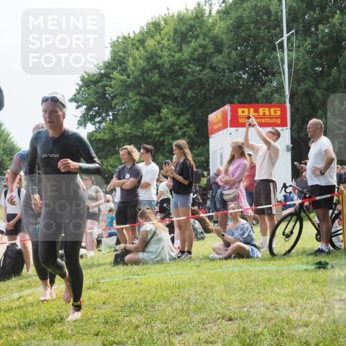 15.06.2025 - 27. Vierlanden-Triathlon KatJ http://msf.ph/oto/8034615 15.06.2025 11:18:45 Schwimmen 885, 909, 925, 939 meine-sportfotos.de