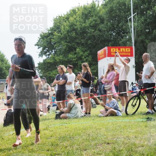 15.06.2025 - 27. Vierlanden-Triathlon KatJ http://msf.ph/oto/8034620 15.06.2025 11:18:45 Schwimmen 885, 909, 925, 939 meine-sportfotos.de