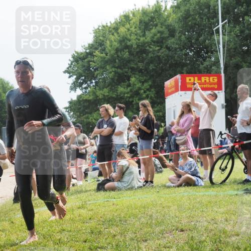 15.06.2025 - 27. Vierlanden-Triathlon KatJ http://msf.ph/oto/8034625 15.06.2025 11:18:45 Schwimmen 885, 909, 925, 939 meine-sportfotos.de