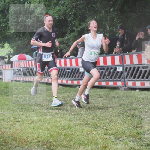 21.06.2025 - 27. Vierlanden-Triathlon KatJ http://msf.ph/oto/8034627 15.06.2025 13:49:17 Ziel 142, 231, 924, 1158, 1162 meine-sportfotos.de