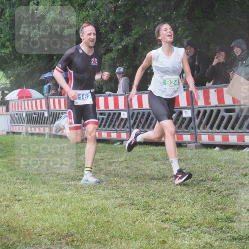 21.06.2025 - 27. Vierlanden-Triathlon KatJ http://msf.ph/oto/8034632 15.06.2025 13:49:17 Ziel 142, 231, 924, 1158, 1162 meine-sportfotos.de