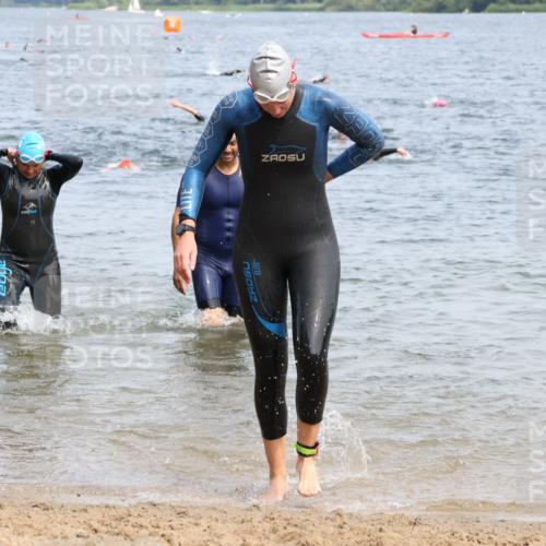 15.06.2025 - 27. Vierlanden-Triathlon Lena Gebhardt http://msf.ph/oto/8034634 15.06.2025 11:20:14 Schwimmen 880, 890, 926, 930, 940, 976 meine-sportfotos.de