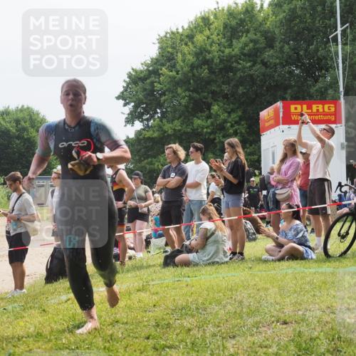 15.06.2025 - 27. Vierlanden-Triathlon KatJ http://msf.ph/oto/8034638 15.06.2025 11:18:46 Schwimmen 885, 909, 925, 939 meine-sportfotos.de