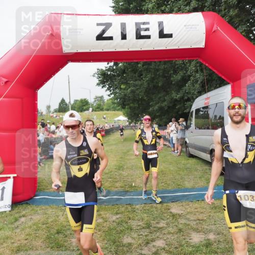 21.06.2025 - 27. Vierlanden-Triathlon MichiJ http://msf.ph/oto/8034641 15.06.2026 12:58:32 Ziel 3, 11, 1034, 1035, 1036, 1037 meine-sportfotos.de