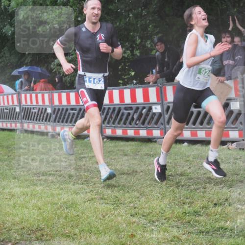 21.06.2025 - 27. Vierlanden-Triathlon KatJ http://msf.ph/oto/8034642 15.06.2025 13:49:18 Ziel 142, 231, 924, 1158, 1162 meine-sportfotos.de