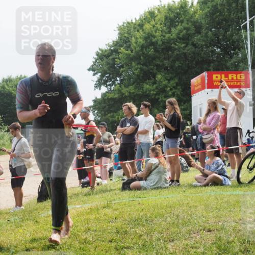 15.06.2025 - 27. Vierlanden-Triathlon KatJ http://msf.ph/oto/8034646 15.06.2025 11:18:46 Schwimmen 885, 909, 925, 939 meine-sportfotos.de