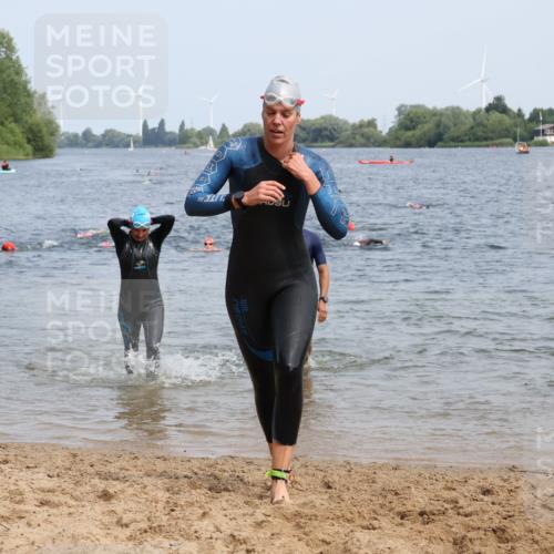 15.06.2025 - 27. Vierlanden-Triathlon Lena Gebhardt http://msf.ph/oto/8034648 15.06.2025 11:20:16 Schwimmen 838, 880, 890, 926, 930, 940, 976 meine-sportfotos.de