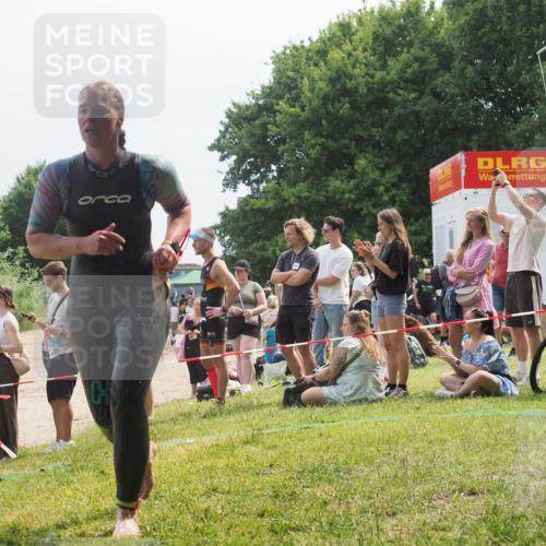 15.06.2025 - 27. Vierlanden-Triathlon KatJ http://msf.ph/oto/8034651 15.06.2025 11:18:46 Schwimmen 885, 909, 925, 939 meine-sportfotos.de