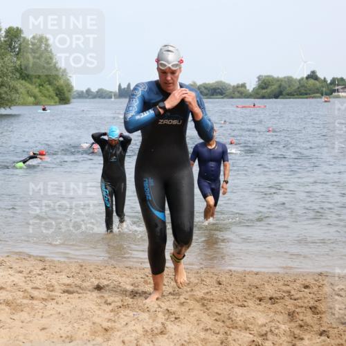 15.06.2025 - 27. Vierlanden-Triathlon Lena Gebhardt http://msf.ph/oto/8034655 15.06.2025 11:20:17 Schwimmen 838, 880, 890, 926, 930, 940 meine-sportfotos.de