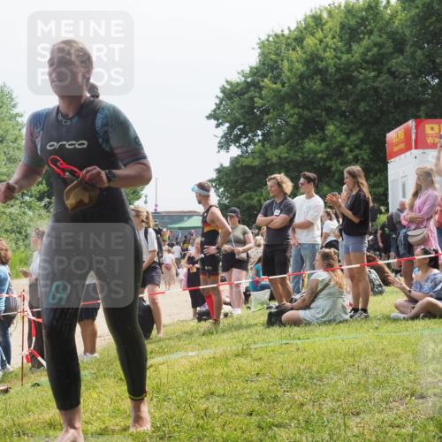15.06.2025 - 27. Vierlanden-Triathlon KatJ http://msf.ph/oto/8034658 15.06.2025 11:18:46 Schwimmen 885, 909, 925, 939 meine-sportfotos.de