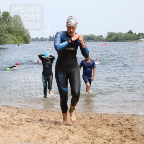 15.06.2025 - 27. Vierlanden-Triathlon Lena Gebhardt http://msf.ph/oto/8034662 15.06.2025 11:20:17 Schwimmen 838, 880, 890, 926, 930, 940 meine-sportfotos.de