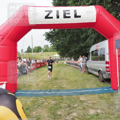 21.06.2025 - 27. Vierlanden-Triathlon MichiJ http://msf.ph/oto/8034666 15.06.2026 12:58:36 Ziel 11, 736, 1034, 1035, 1036, 1037 meine-sportfotos.de